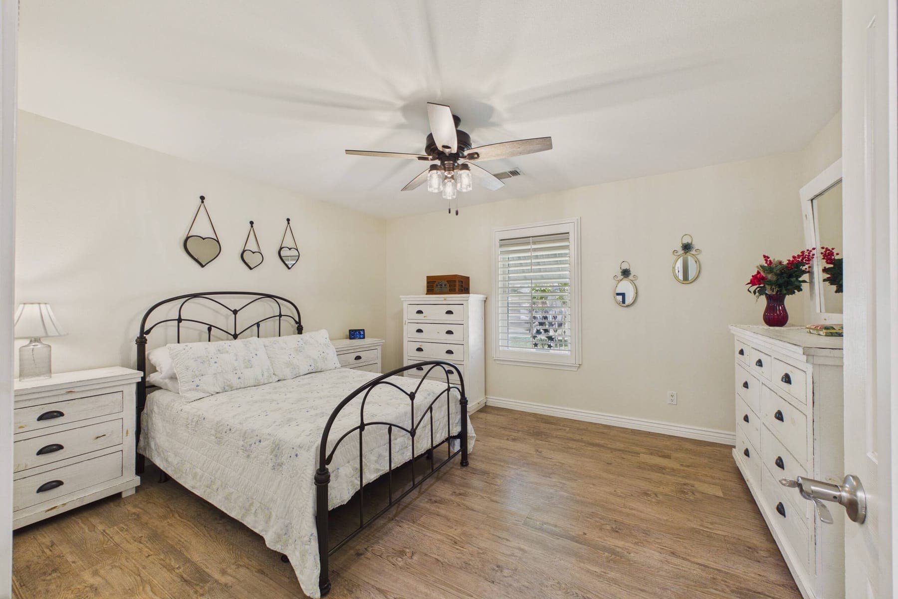 Furnishings in the second bedroom.