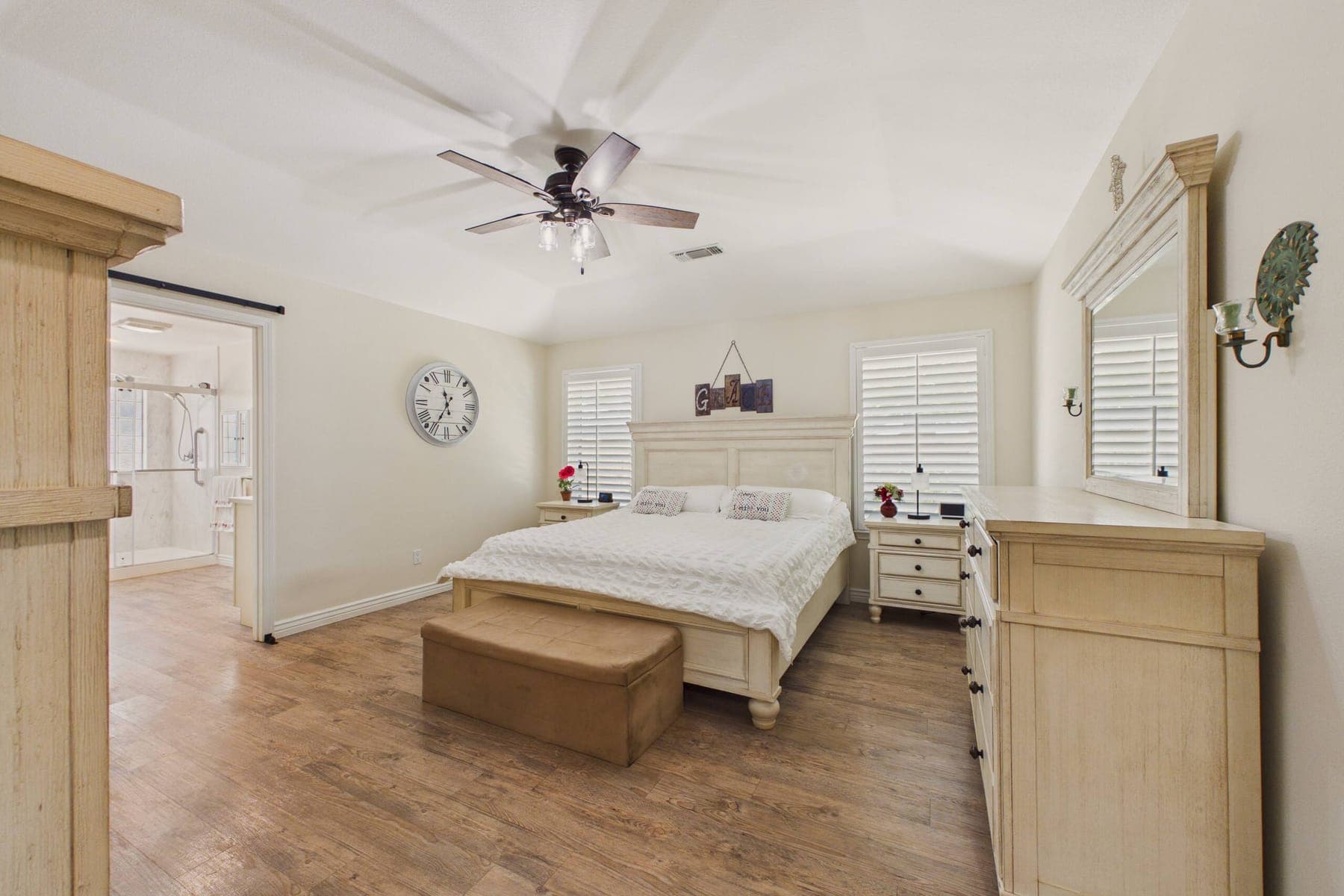 A corner of the third bedroom.