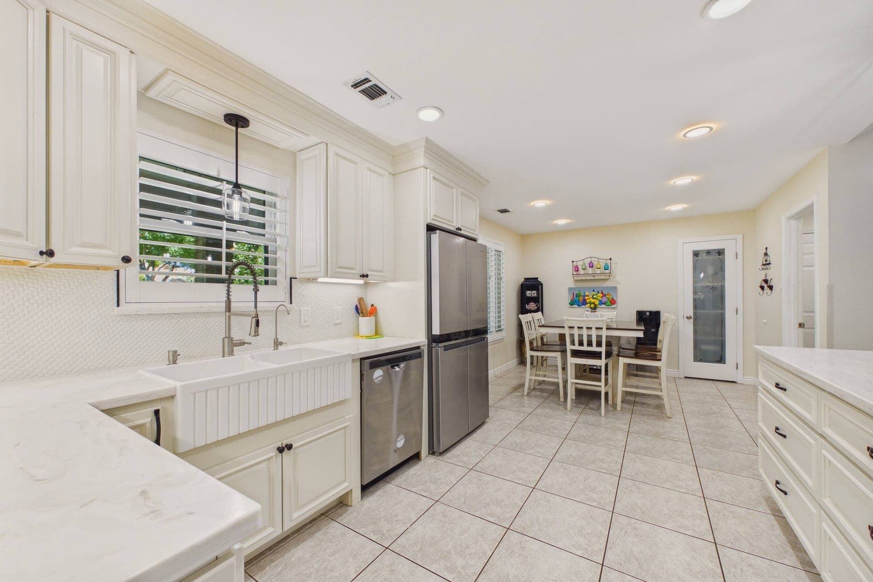 The kitchen and its breakfast bar.